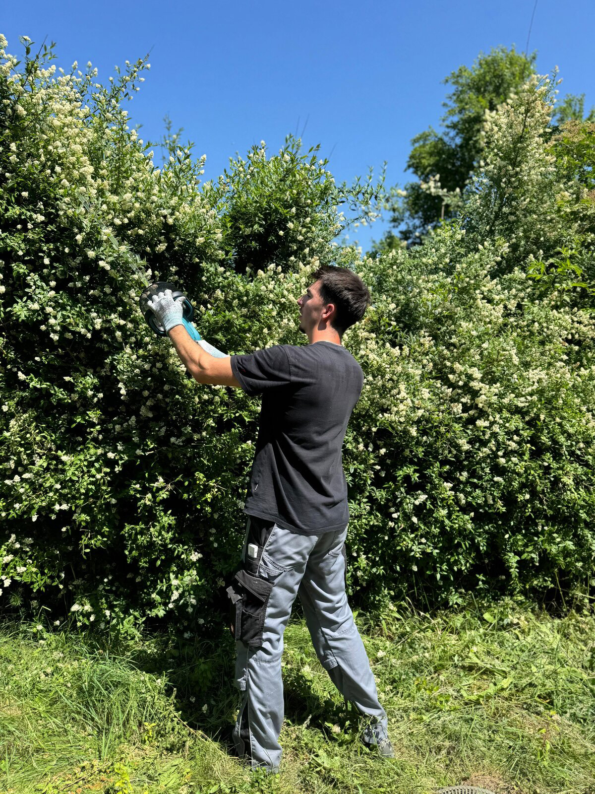 Maxim Propst bei der Gartenarbeit